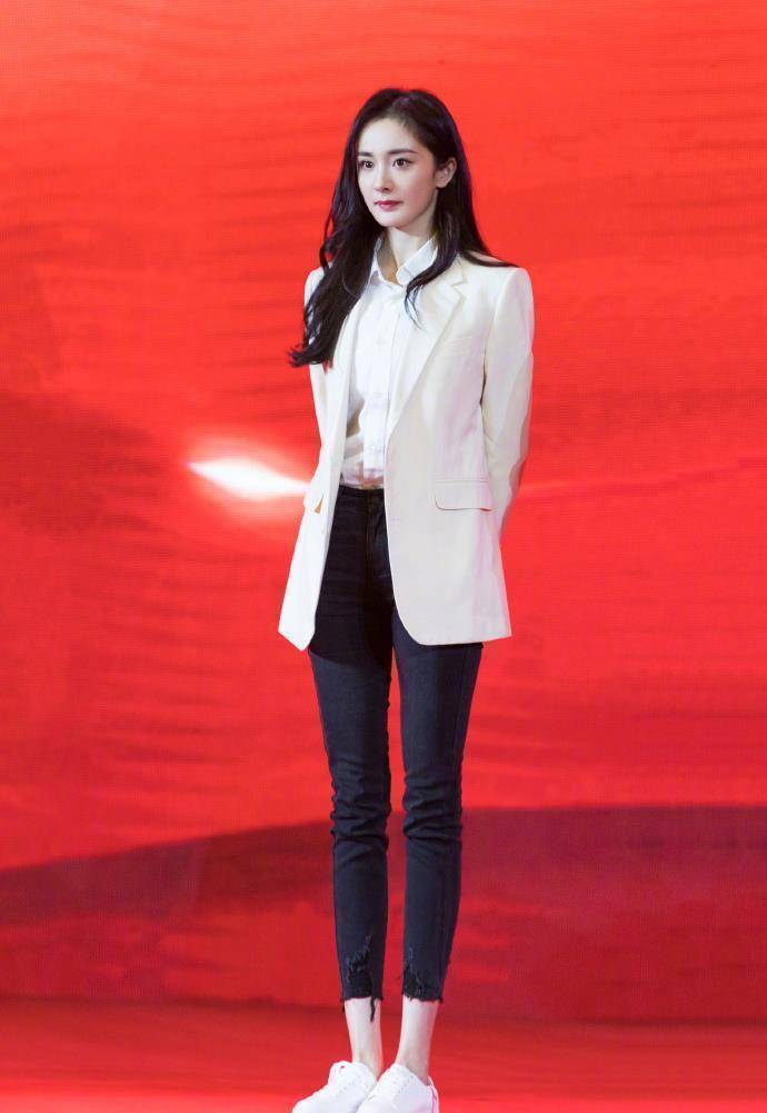 杨幂最新私服照晒出,穿牛仔裤还能套及膝长靴,11腿让直男沸腾_时尚