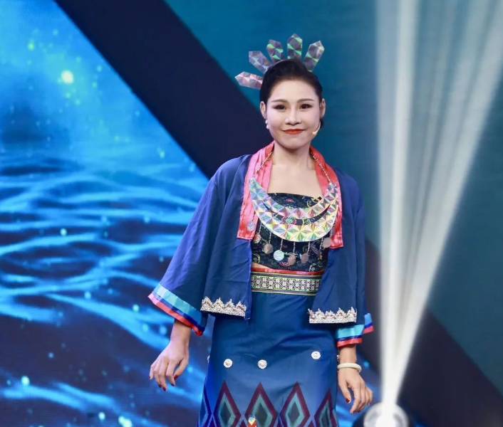 歌手高振雄闪亮登场主唱《海南民歌联唱》春晚现场书法家:雷克宝,林燕