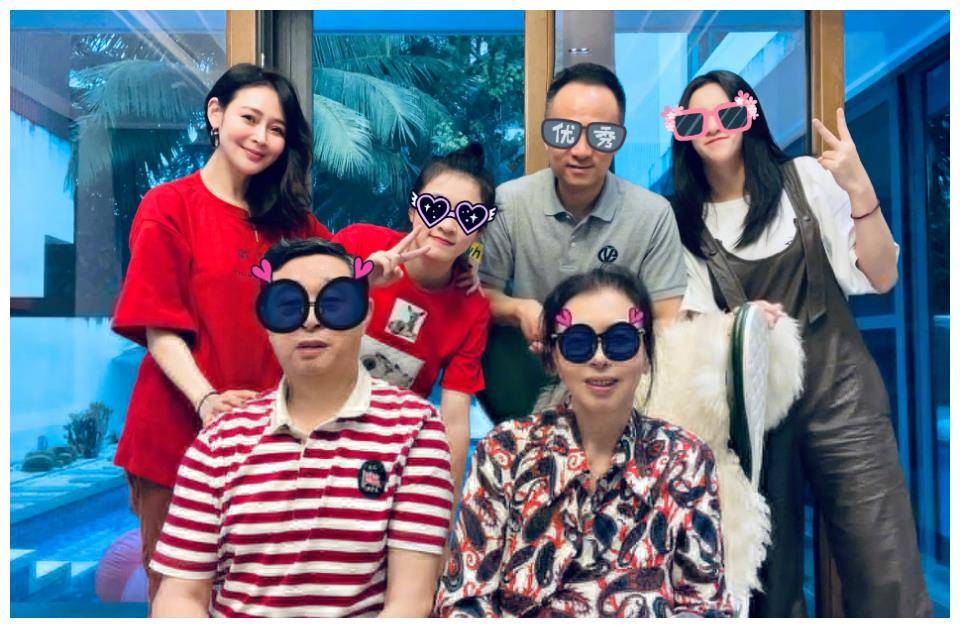 41岁于明加定居北京住千万豪宅,称已经济自由,圈外老公身份曝光_胡俊