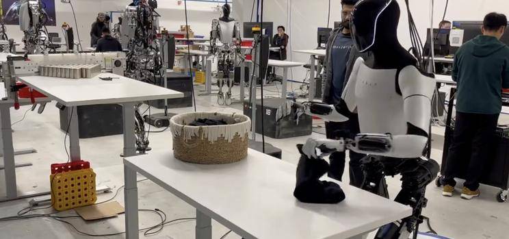 特斯拉机器人:衣服叠叠乐_optimus_马斯克_视频