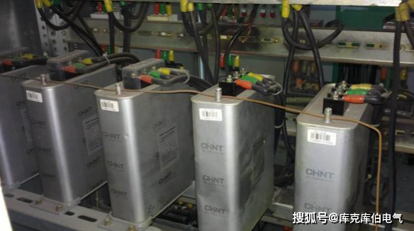 乾式電力電容即區別於油式電容器,內部填充物為非液態物質的電容器.