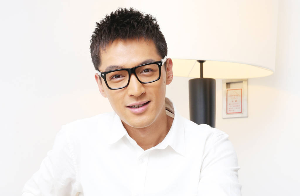 胡歌老婆惨遭网民嘲讽"真的丑" 曝产后陪夫拍广告画面_黄曦宁_网友