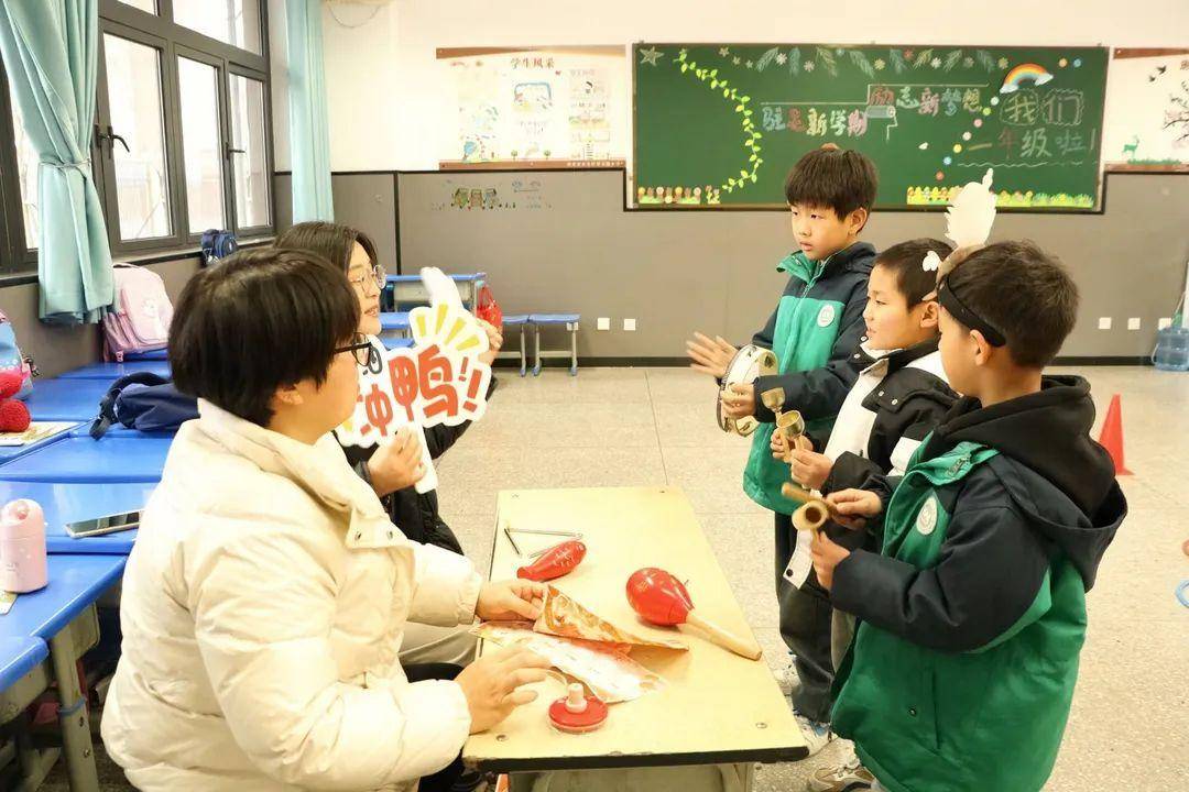 他们聪明的小脑袋可以将一个普通的圆圈想象成一幅幅精美的折纸,描绘