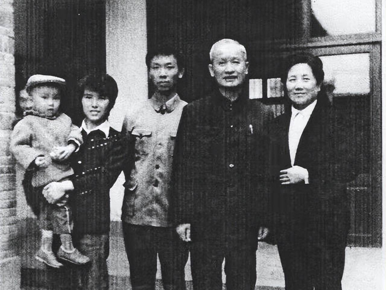 沈从文带走九妹11年,送回故乡已是一个疯子,晚年见外甥伤感不已_生活