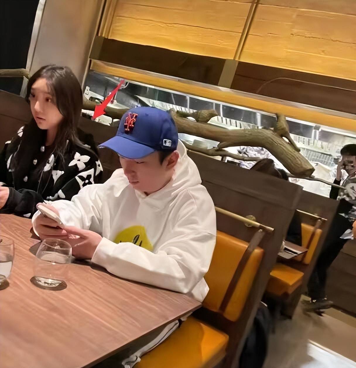 王思聪新欢小羽甜蜜牵手,奢侈品满身,网友:慎捷同款外套引热议_慎婕