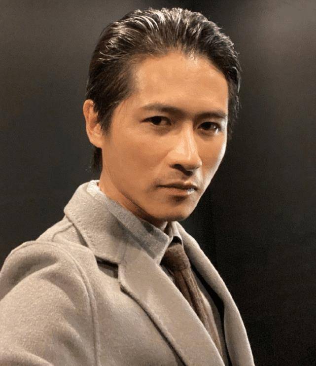 韩寒晒健身照帅回颜值巅峰,撞脸谢霆锋啥情况_形象_身材_穿着