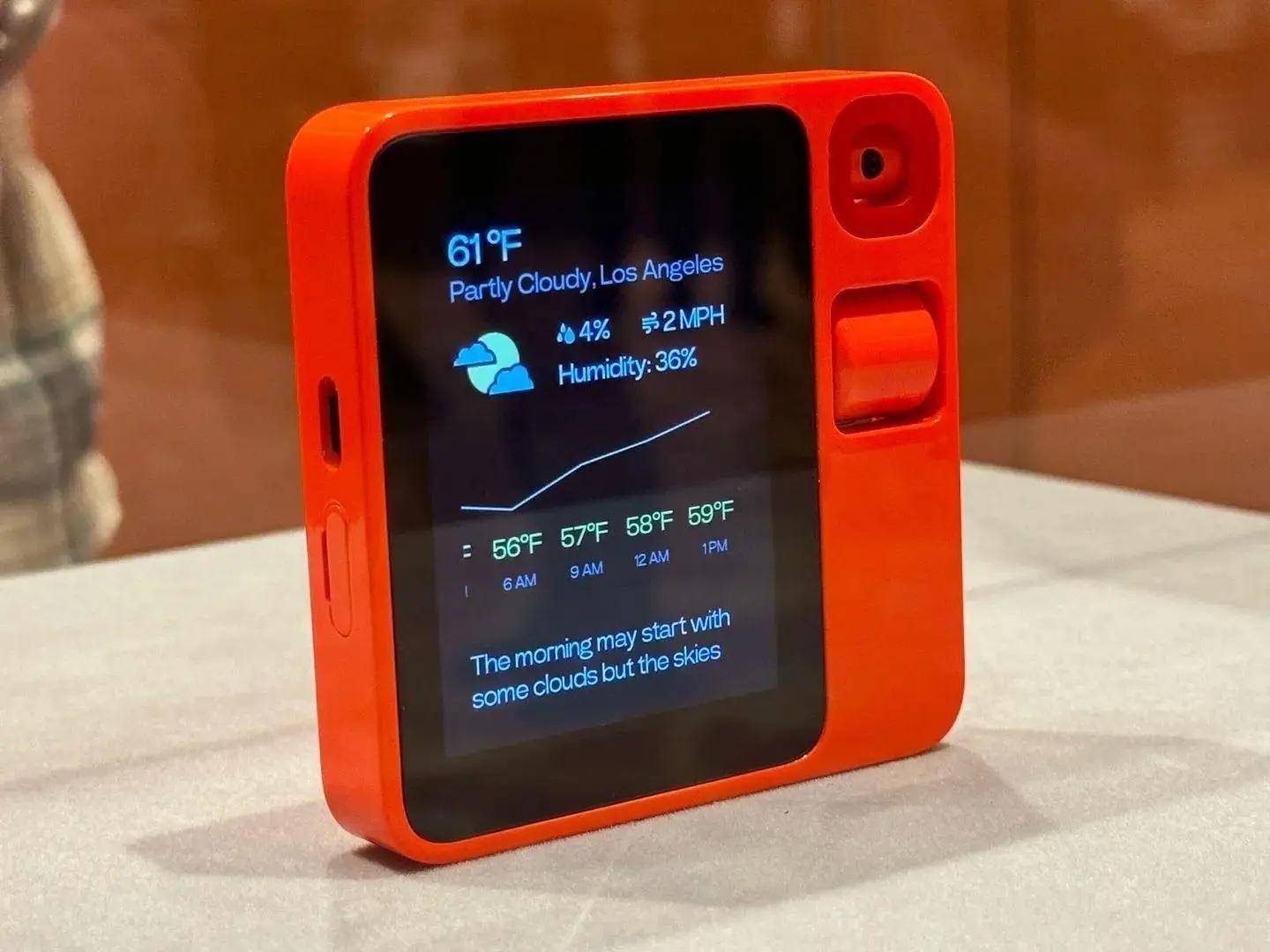 rabbit R1 オレンジ色 正方形 IoTデバイス