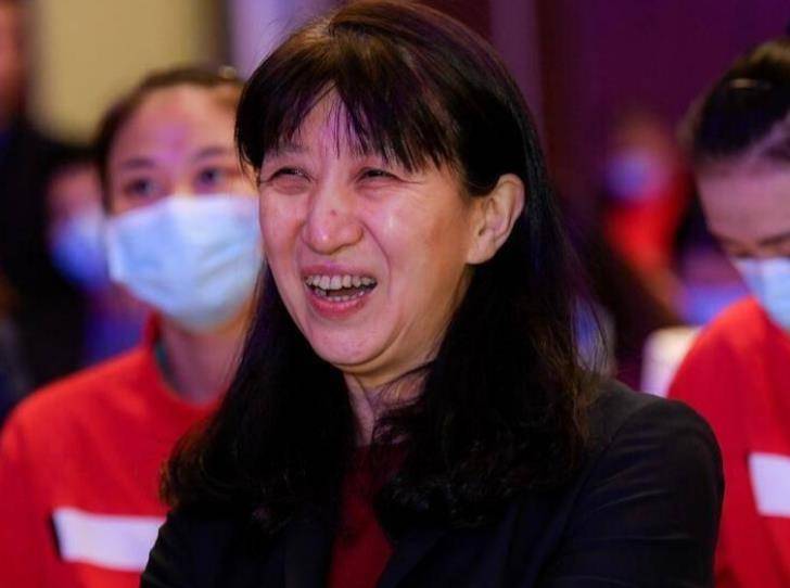 女排绿叶赖亚文:从球员到女排领队,曾辅佐郎平陈忠和,现如何?