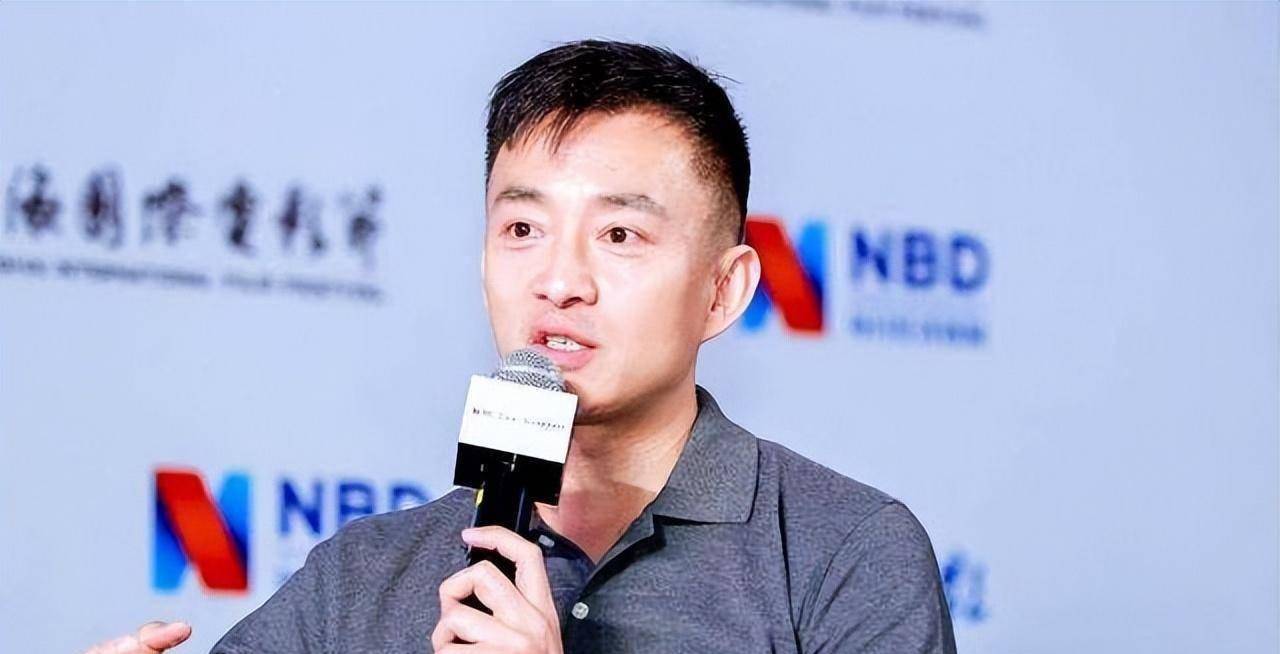 央视前著名主持人亚宁近照,网友:亚宁的头发怎么全白了?