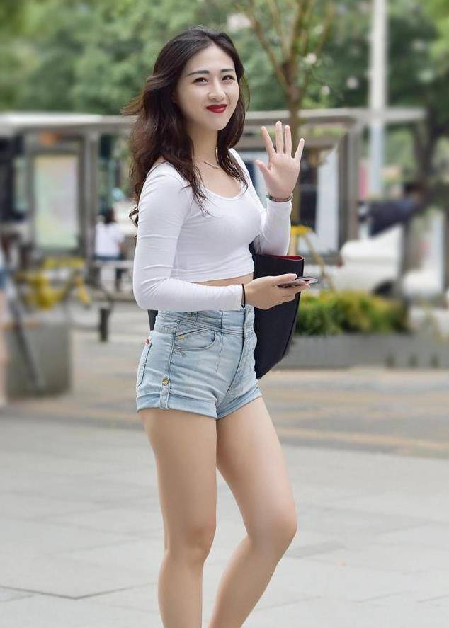 衫 高腰裤牛仔短裤,搭配水晶高跟凉鞋,提腰突显大长腿_身材_服饰_女孩