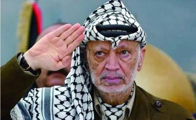 阿拉法特:曾发誓为了巴勒斯坦终身不娶,却沦陷于小34岁的苏哈_苏哈