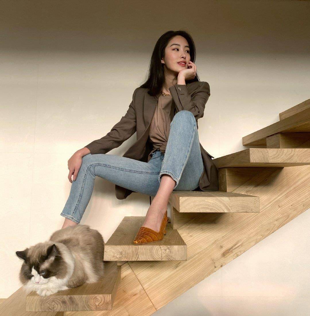 杨采钰巧秀小蛮腰,平平无奇西装外套,但衣服打结凹出时髦感!