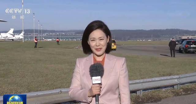 央视《新闻联播》主播郑丽工作连轴转,结束出差直接录制节目_进行