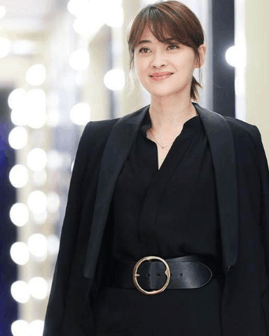 秦海璐同框梅婷,都是年过40的女人,一个穿成贵妇一个却像少女!