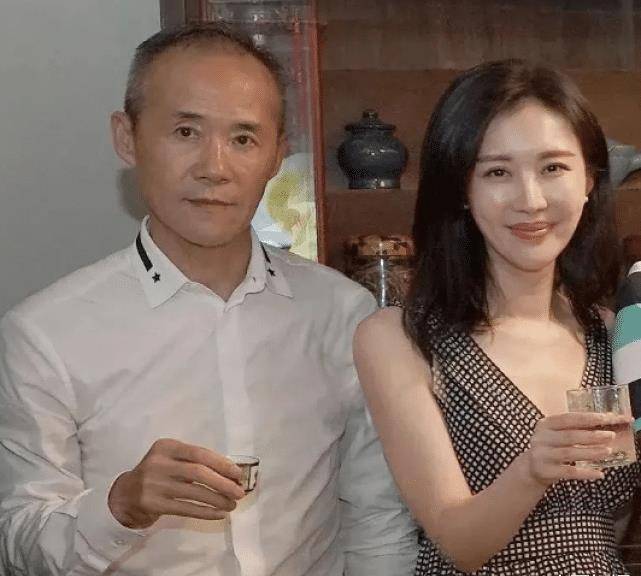 王石素颜近照显苍老,满脸老人斑瘦出褶子,田朴珺则胖太多忙瘦身_运动