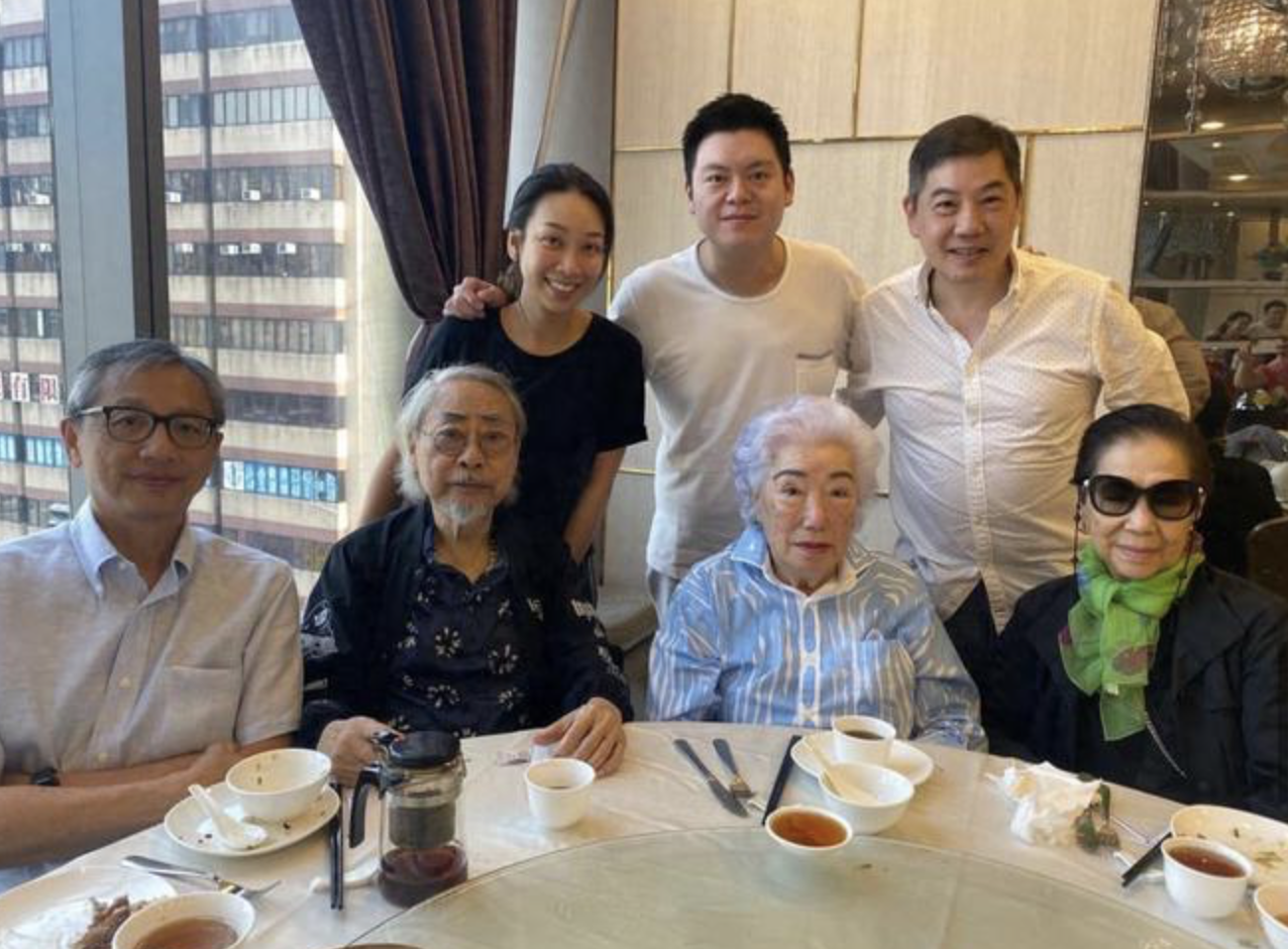 林建岳子女与堂姐弟聚会,合照谢玲玲坐中间,林建名独子帅气抢镜_关系