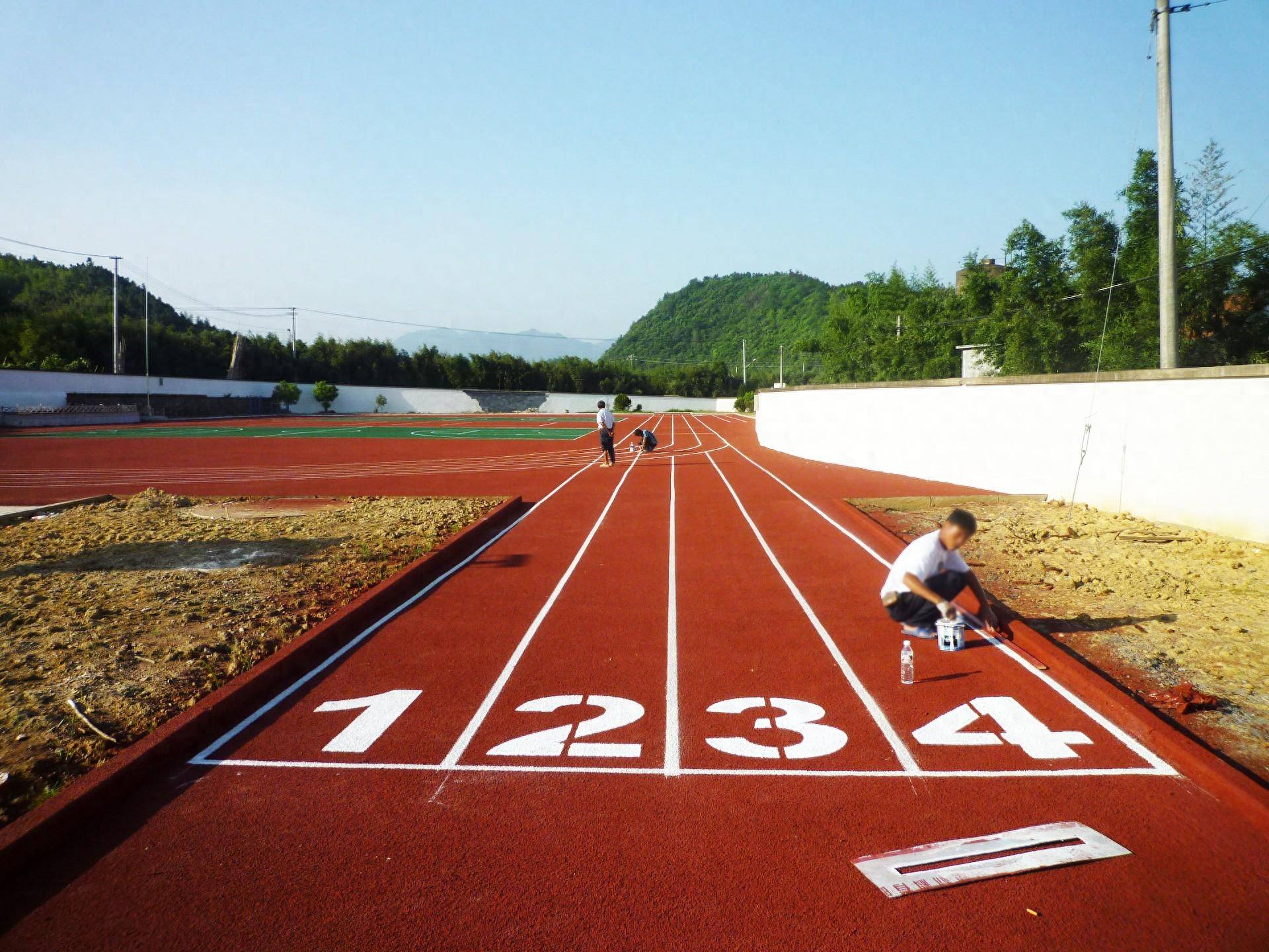 曲线的位置应在跑道起点和终点之间,通常位于直道之前.