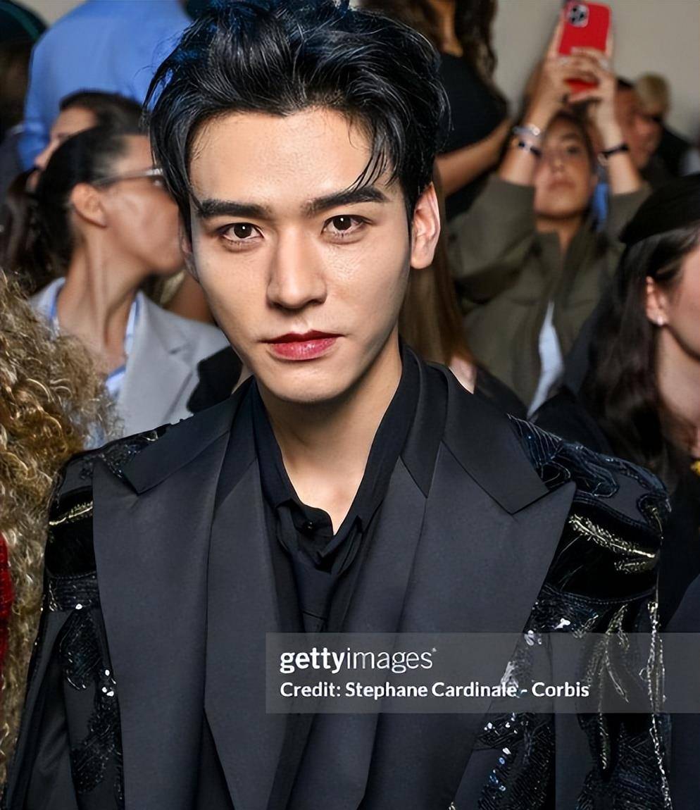 艳色口红与被粉底遮盖住的颜色形成明显的分界线,外加龚俊本身就有些