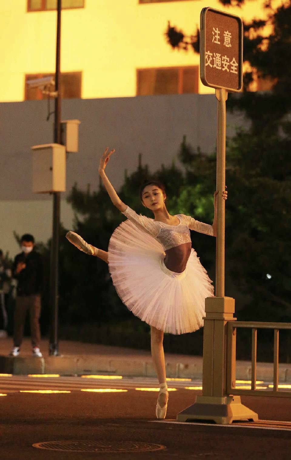上海戏剧学院附属舞蹈学校校花 姜斯琛舞蹈功底深厚,夺目绽放_芭蕾舞