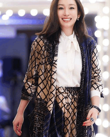 秦海璐同框梅婷,都是年过40的女人,一个穿成贵妇一个却像少女!