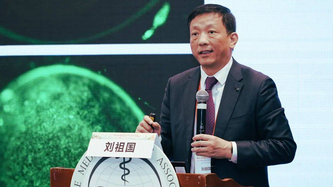 华厦眼科医院集团学科建设委员会主任刘祖国教授带来《蓝光对睑板腺的