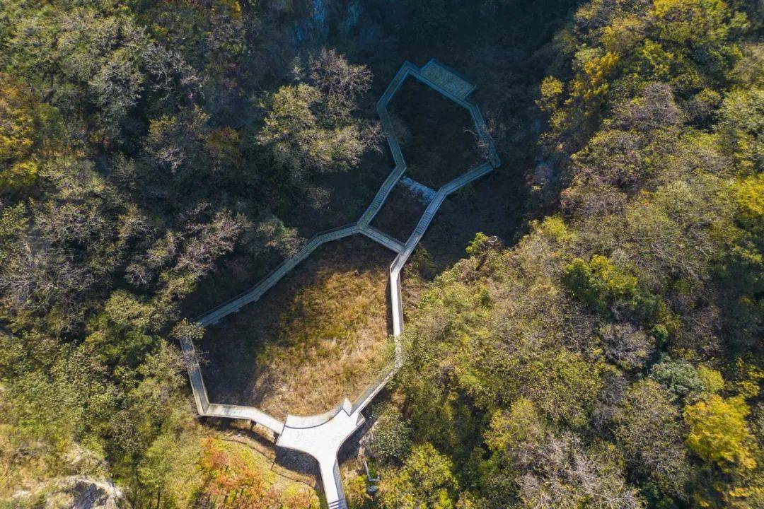 湖州含山仅60米高,上有宋代笔塔,当地人每年都会来这里轧蚕花