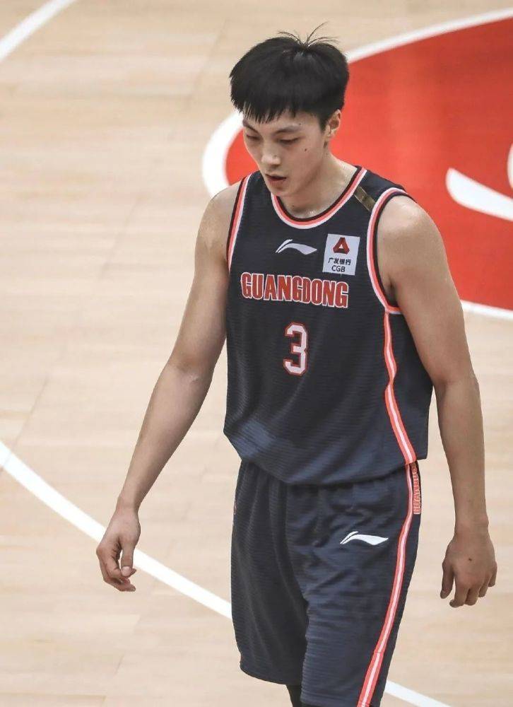 广东险胜吉林,胡明轩上场47分8秒拿下28分!_防守_徐杰_外援