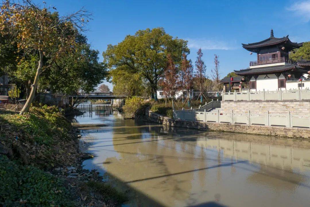 湖州含山仅60米高,上有宋代笔塔,当地人每年都会来这里轧蚕花