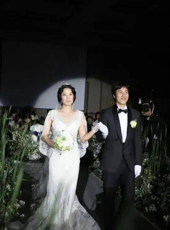 李善均妻子全慧珍复工照曝光,左右手无名指都戴着戒指_生活_丈夫_困境