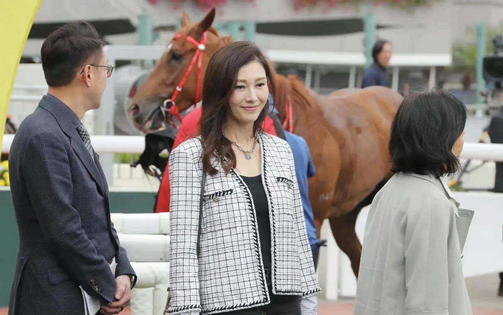 李嘉欣与许晋亨手牵手,衣品低迷,容颜黯淡,老态毕露_家庭_夫妻_香港