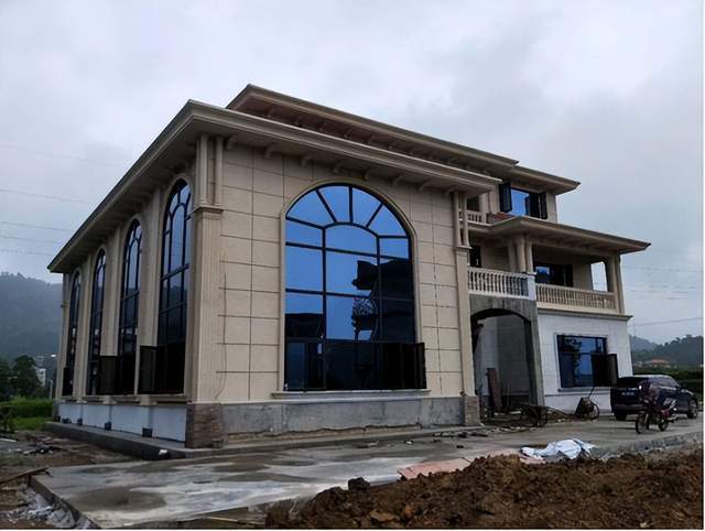 自建房外墙别墅除了用仿石漆,也可以试试薄陶瓷保温一体板