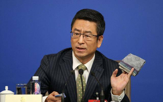 初入央视,白岩松担任的是《中国广播报》的编辑工作.