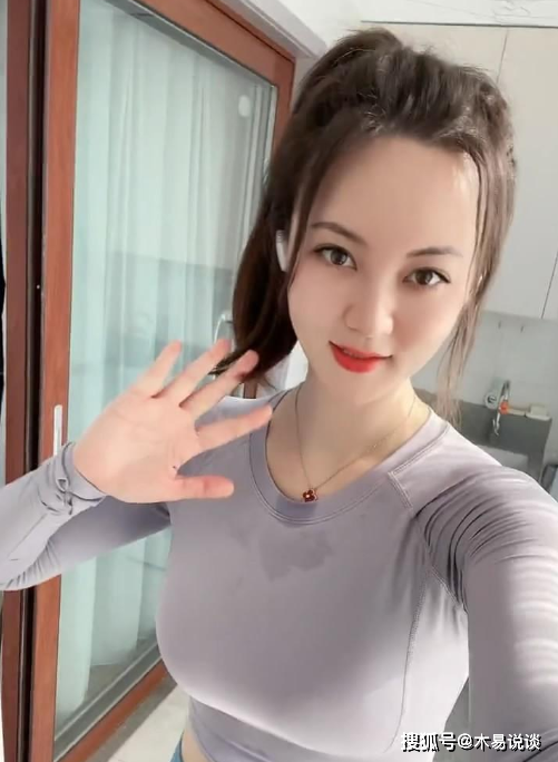 如今只能是在吴一迪的个人社交账号上看到她,做了网络直播,经常晒自己