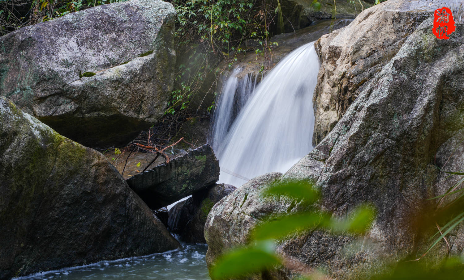 南岳衡山水帘洞,流泉飞瀑美如画,古为神仙洞府,今成旅游胜地