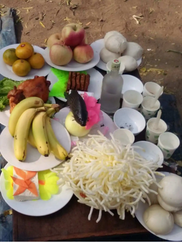 宴席上需要大量食材,包括鸡,鸭,鱼,肉以及各种蔬菜瓜果.