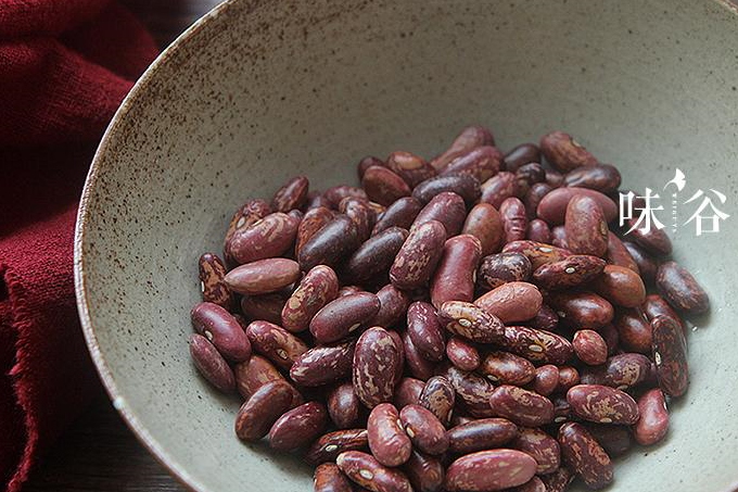 莲藕汤是一年四季都适宜的靓汤,莲藕有健脾开胃的功效,加入红腰豆