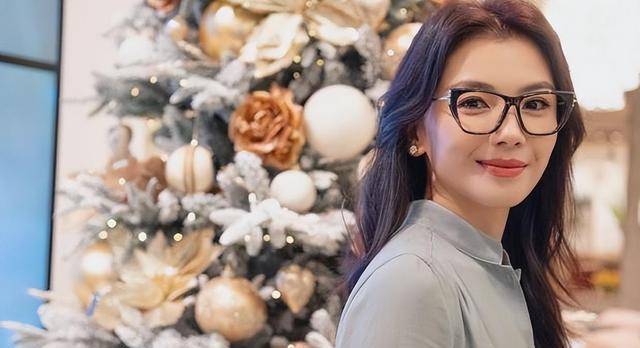 把刘涛抱在怀里,有谁注意到他手上的小动作,人品如何一目了然_王自健