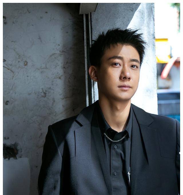 34岁张佳宁曝与屈楚萧同学恋情,现实版《燃冬》上演_高至霆_张晓龙