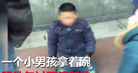 男童花3000元玩遊戲,被父親罰跪街頭乞討,網友:兒和爹