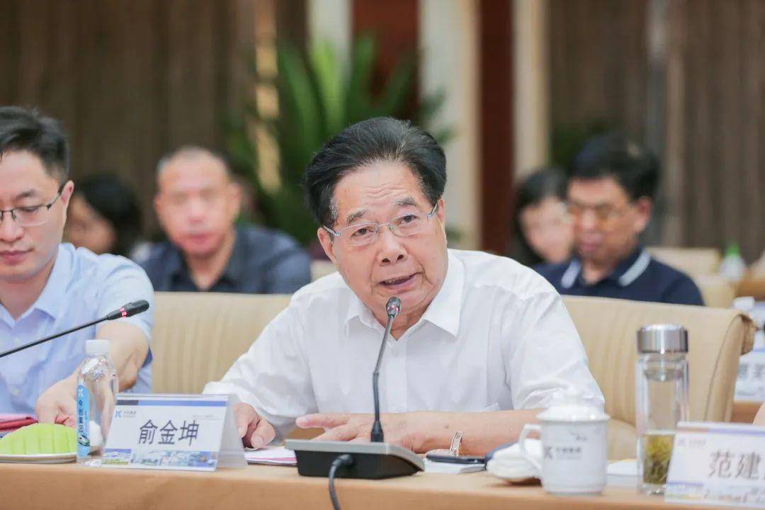 这个常州农民,给火车做衣帽钩起家,女儿另立门户,双双登富豪榜_俞金坤