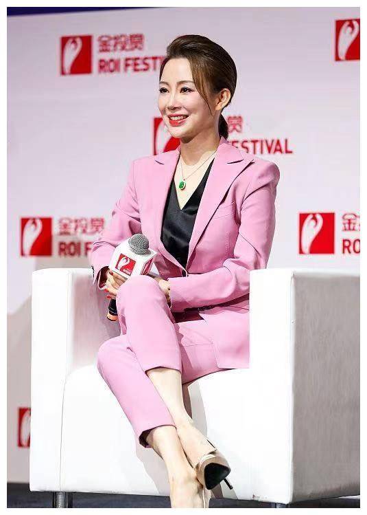 41岁潘晓婷坐姿引争议!