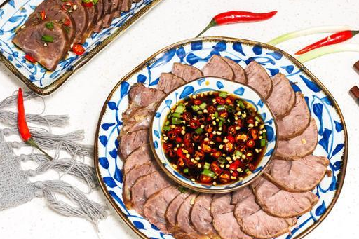 分享8道备受男人青睐下酒硬菜,春节家宴喝酒吃正合适!_食材_小米_猪皮