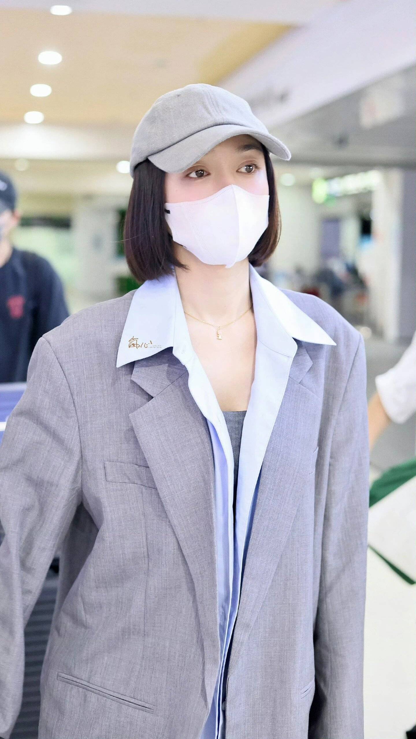 秦岚又带火了一种新穿法:"外面女总裁,里面小可爱",时髦减龄_西装