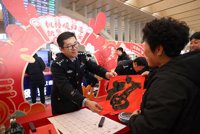 石家莊鐵路警方開展春運首日宣傳活動_旅客_候車_春聯