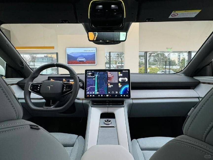 极星从时尚用品和运动装备行业获取了大量灵感,极星 polestar 4的内饰