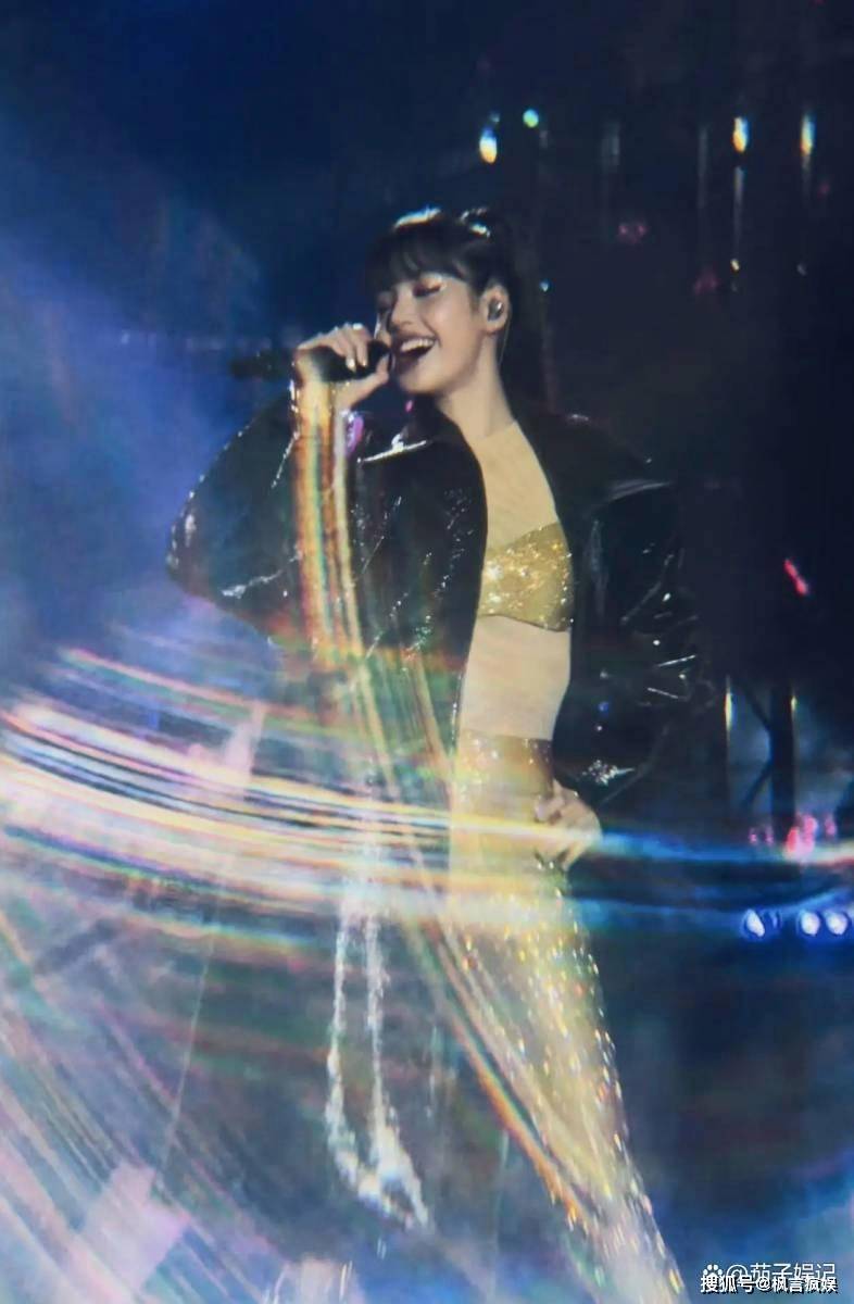 lisa慈善晚会表演劲歌热舞,与法国第一夫人同框,c位风采尽显_批评