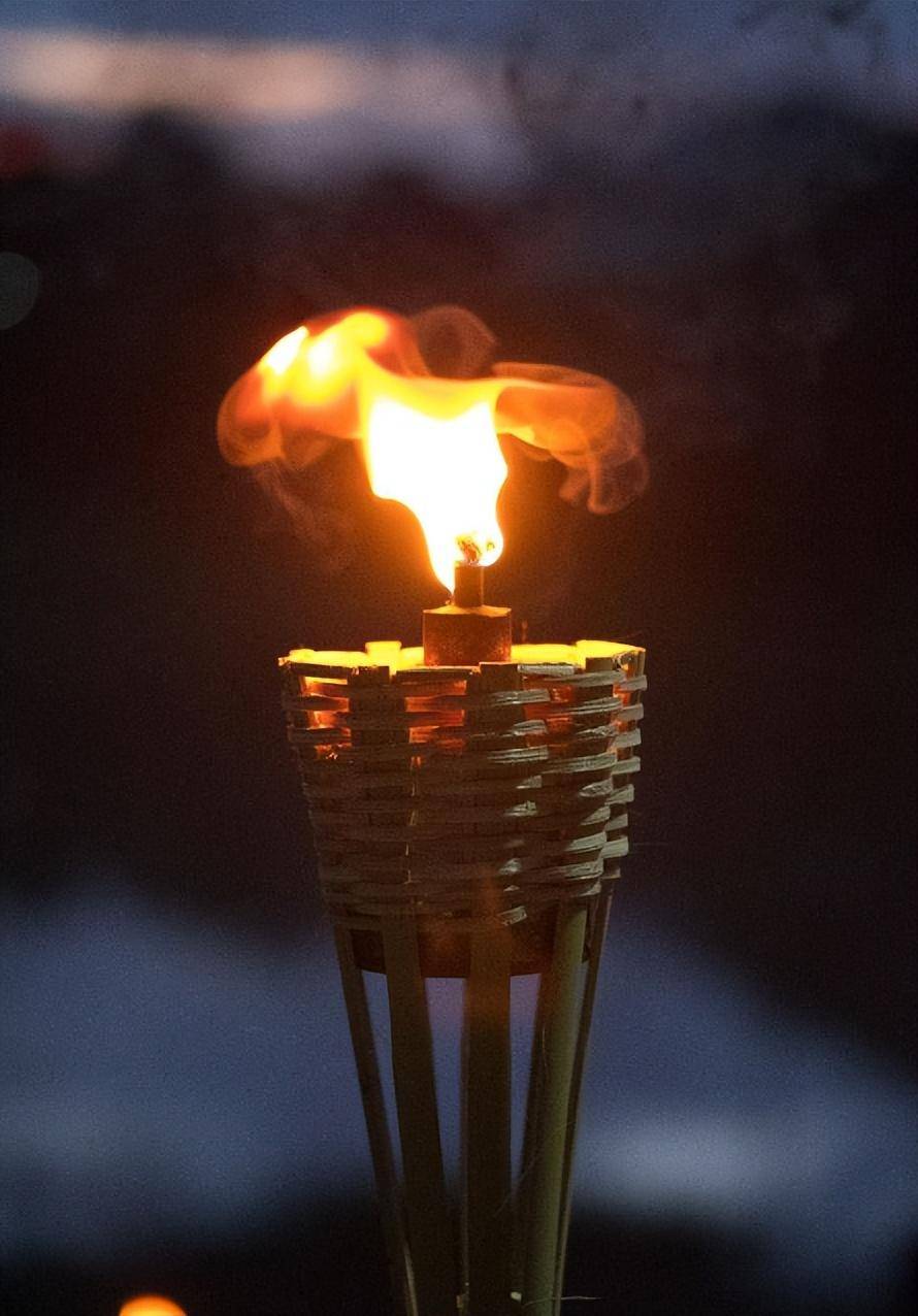 其实古代虽然没有电灯,但还是有着自己的办法来照明的,比如火把蜡烛