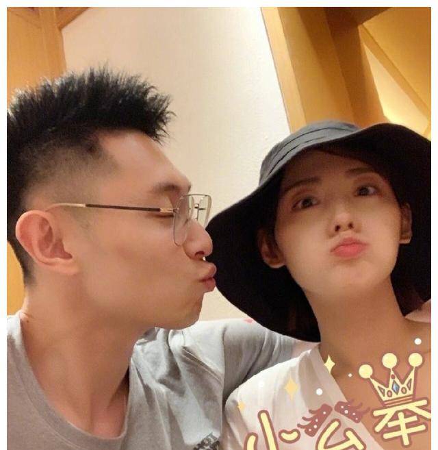 早在2023年的新年,曾有网友爆料称他与王思聪在三亚的跨年派对上带着