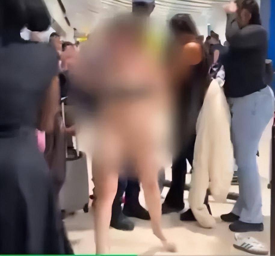 美国一女子在机场脱光衣服,还袭击路人和安保?原因让人意外_行为_影响