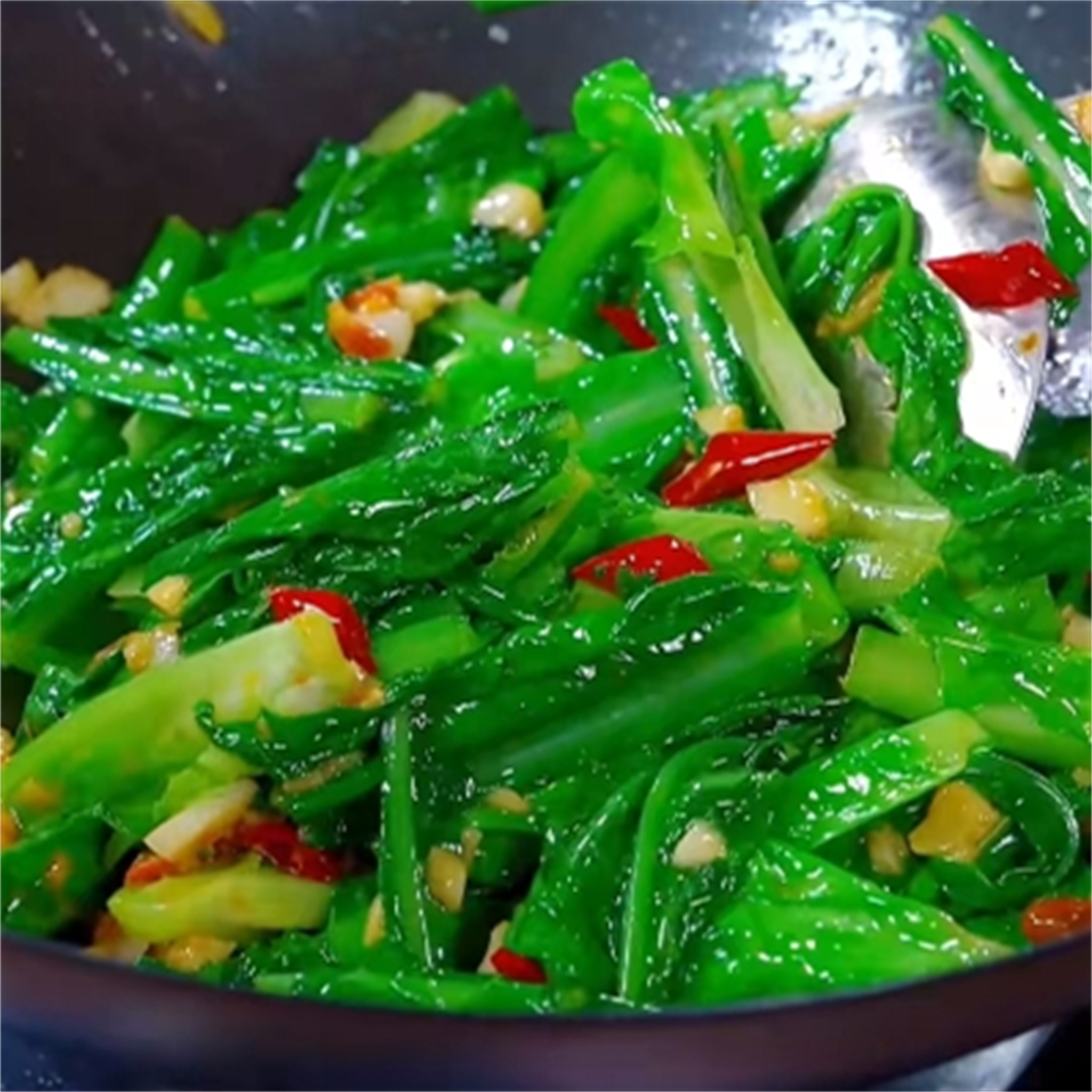 炒菜时火候要掌握好,避免过度炒制导致油麦菜失去口感.